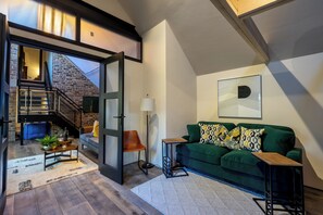 บ้านพัก | บริเวณนั่งเล่น | ทีวี