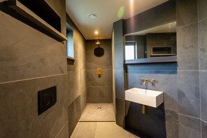 House | Bathroom | Shower, towels - York - House - Stay 6 - Garden - Central Location (York)