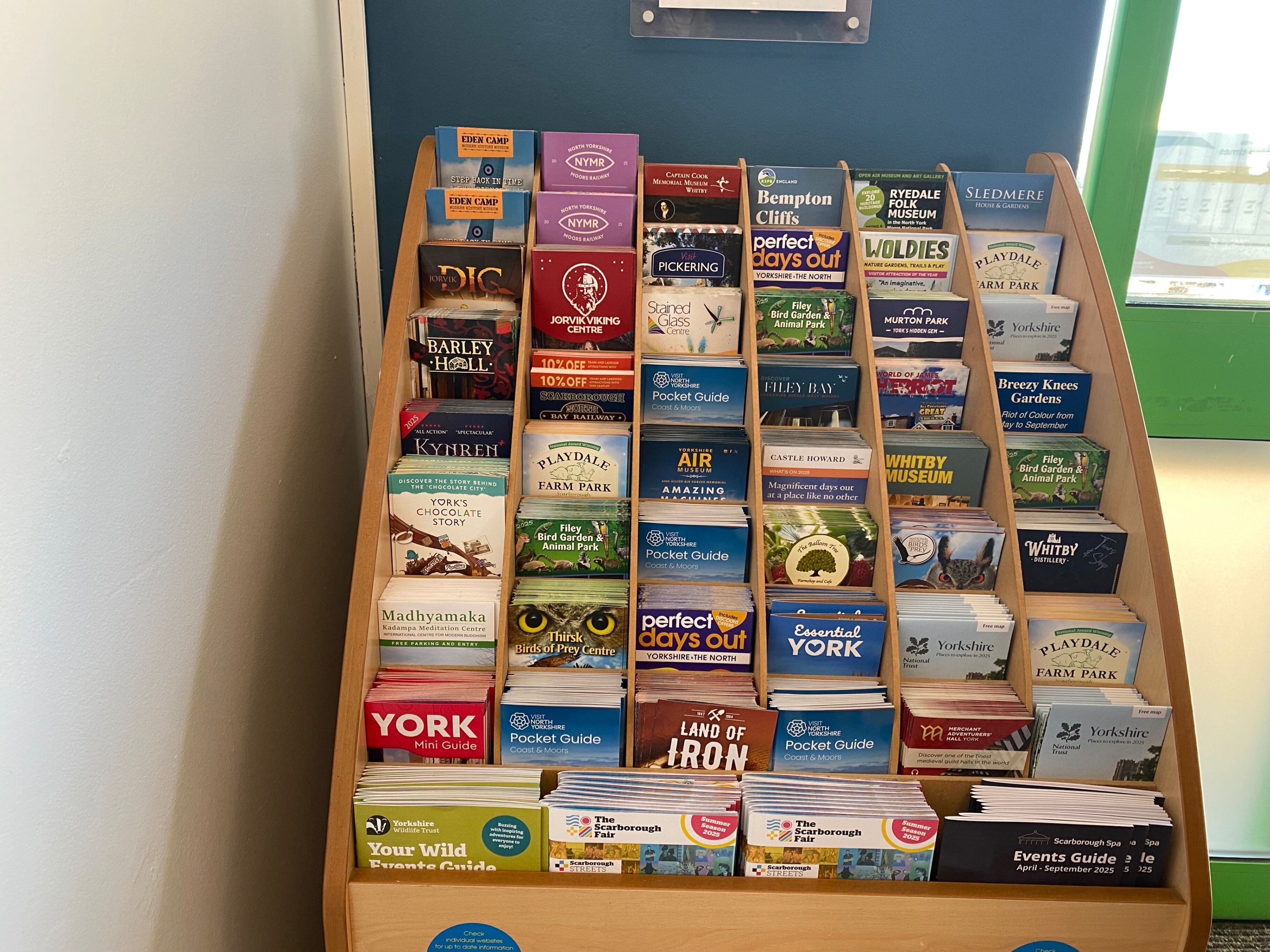 Una exhibición de guías de viaje y mapas de Yorkshire, que incluyen temas como Eden Camp, Sledmere House & Gardens y el Museo de Yorkshire.