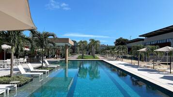 Una piscina al aire libre, una piscina climatizada