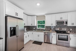 Private kitchen - Cozy headquarters w/ big open spaces! Come and relax!  (Jacksonville)