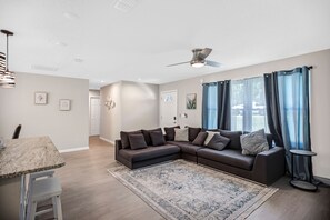 Living area - Cozy headquarters w/ big open spaces! Come and relax!  (Jacksonville)