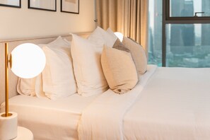 2 bedrooms, desk, iron/ironing board, travel cot - Suitestay - Bright Panoramic Two-Bedroom with Burj and Fountain View  (Dubai)
