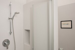 Dusche, Haartrockner, Bidet, Handtücher