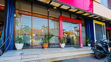 Vista frontal de la propiedad