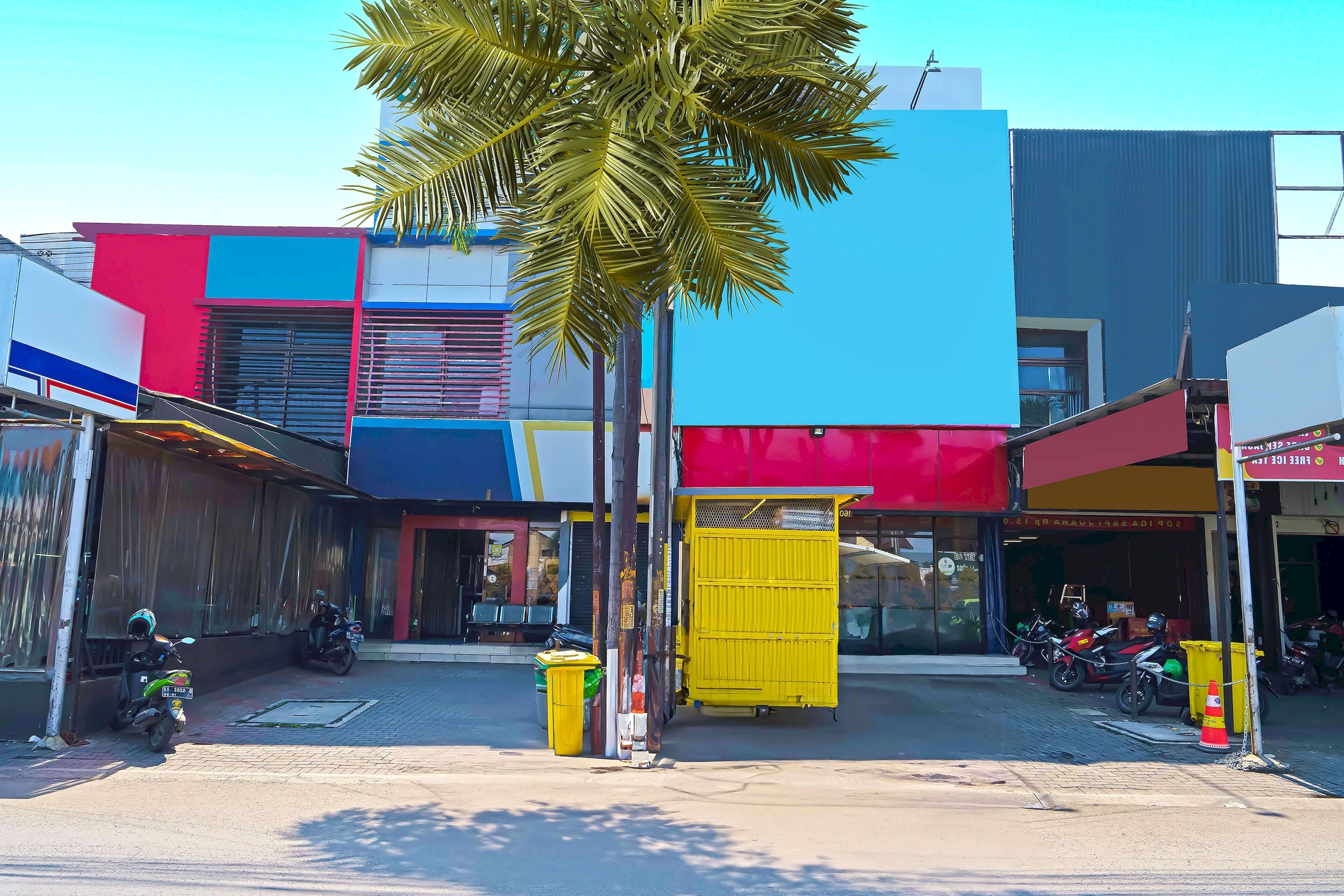 Un edificio comercial de diseño moderno, con una combinación de colores rojo, azul y gris.