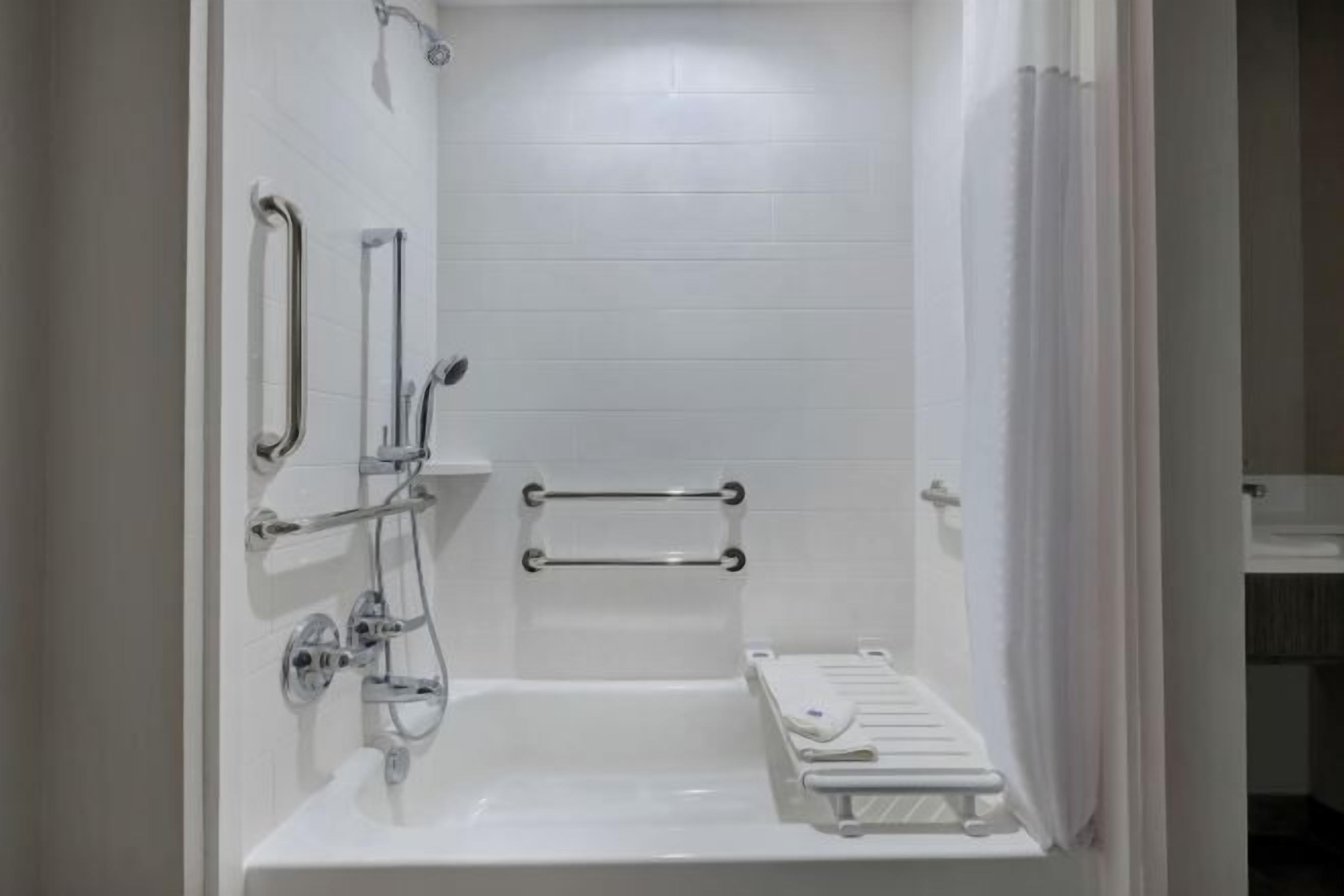 Kombinert dusj/badekar, dype avslapningsbadekar og regndusjhode