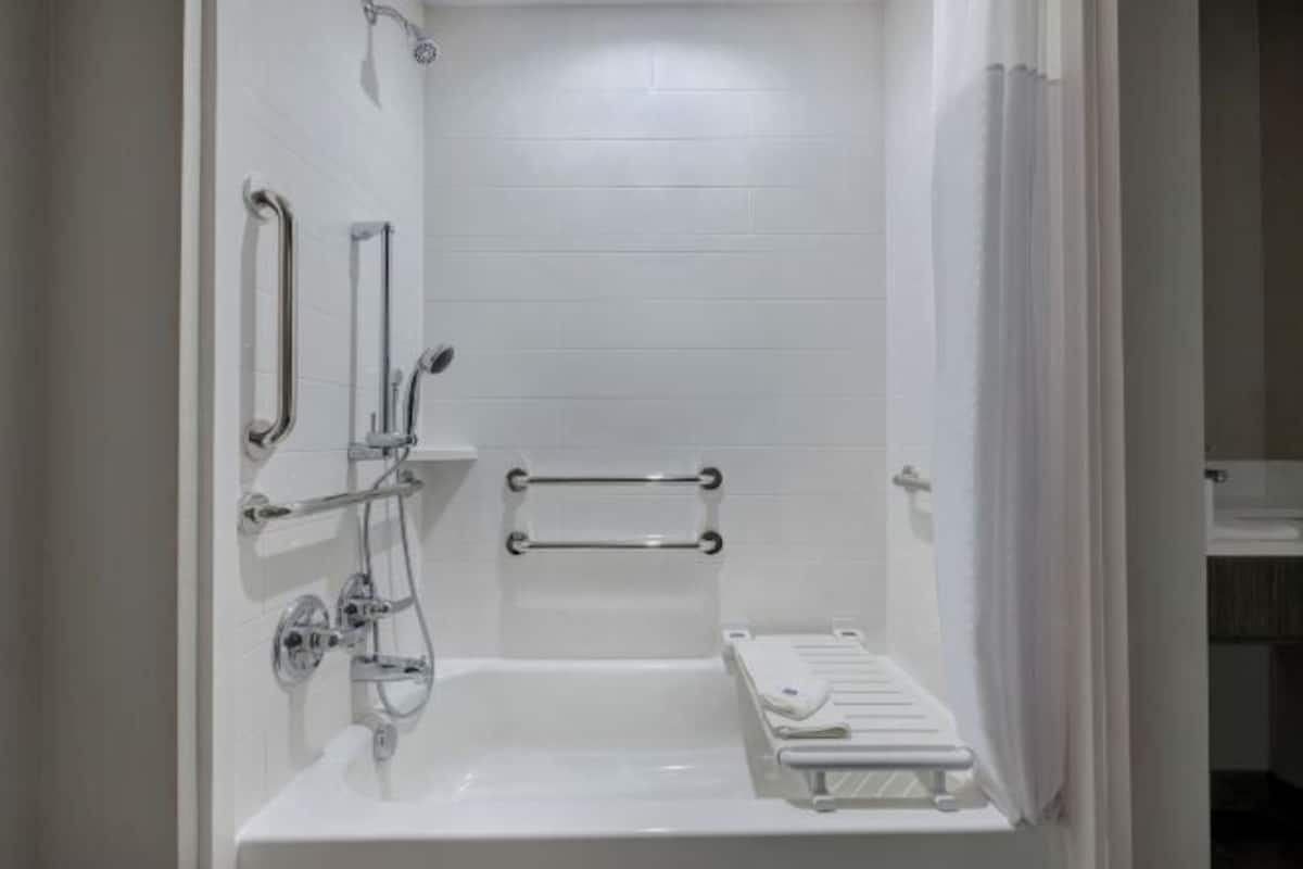 Kombinert dusj/badekar, dype avslapningsbadekar og regndusjhode