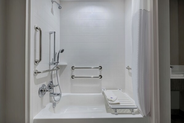 シャワー付き浴槽、深めの浴槽、レインフォールシャワー、タオル