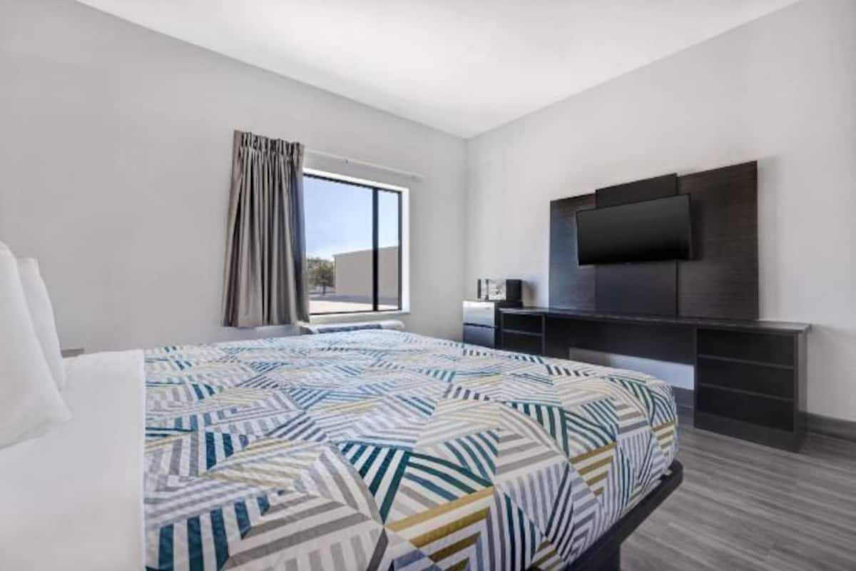 Skrivebord, wi-fi (inkludert) og sengetøy