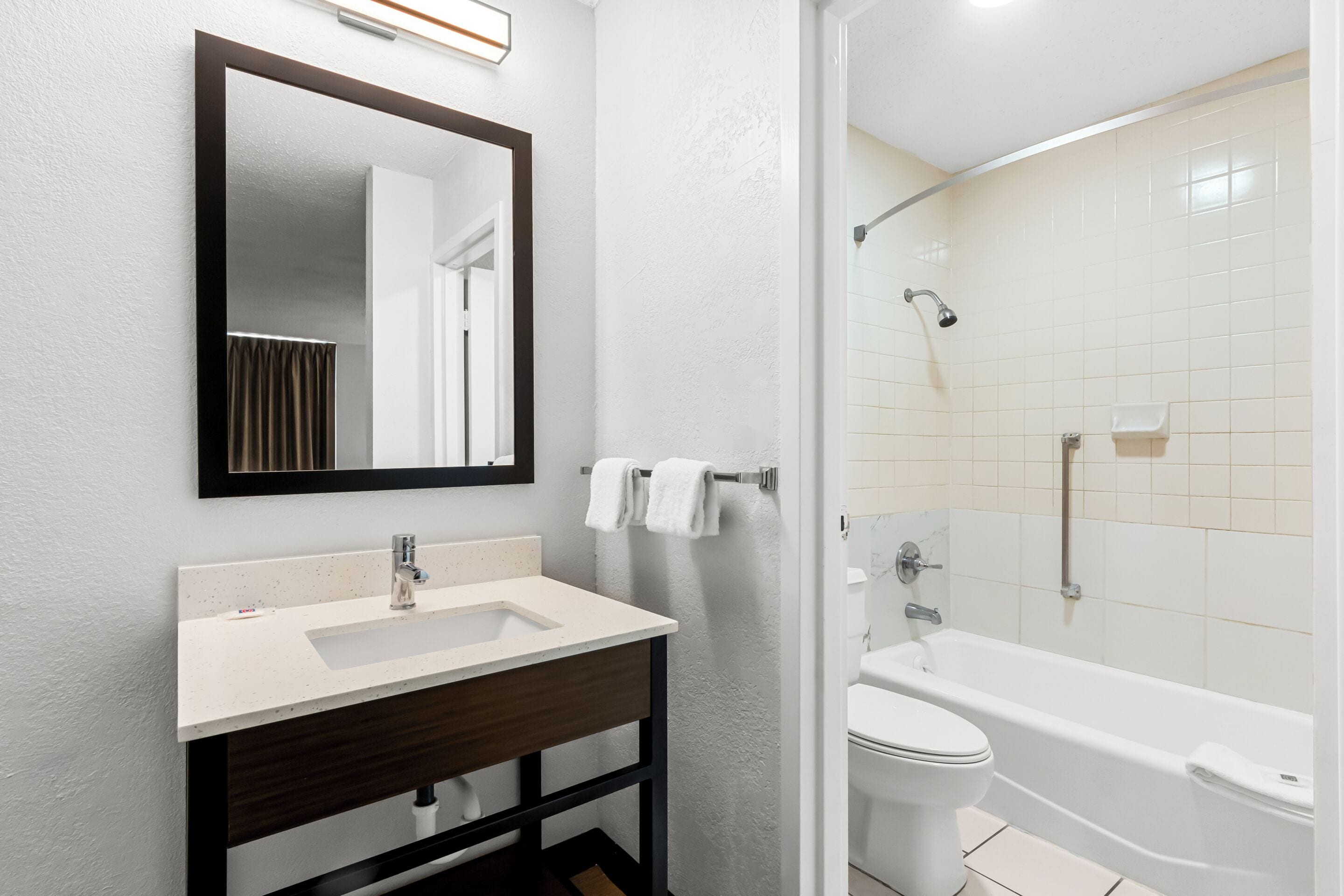 Combined shower/tub, towels