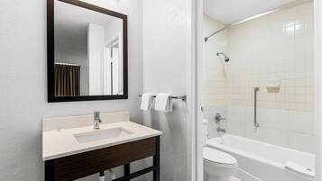 Combined shower/tub, towels