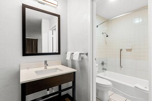 Combined shower/bathtub, towels - Motel 6 Port Lavaca, TX (Port Lavaca)