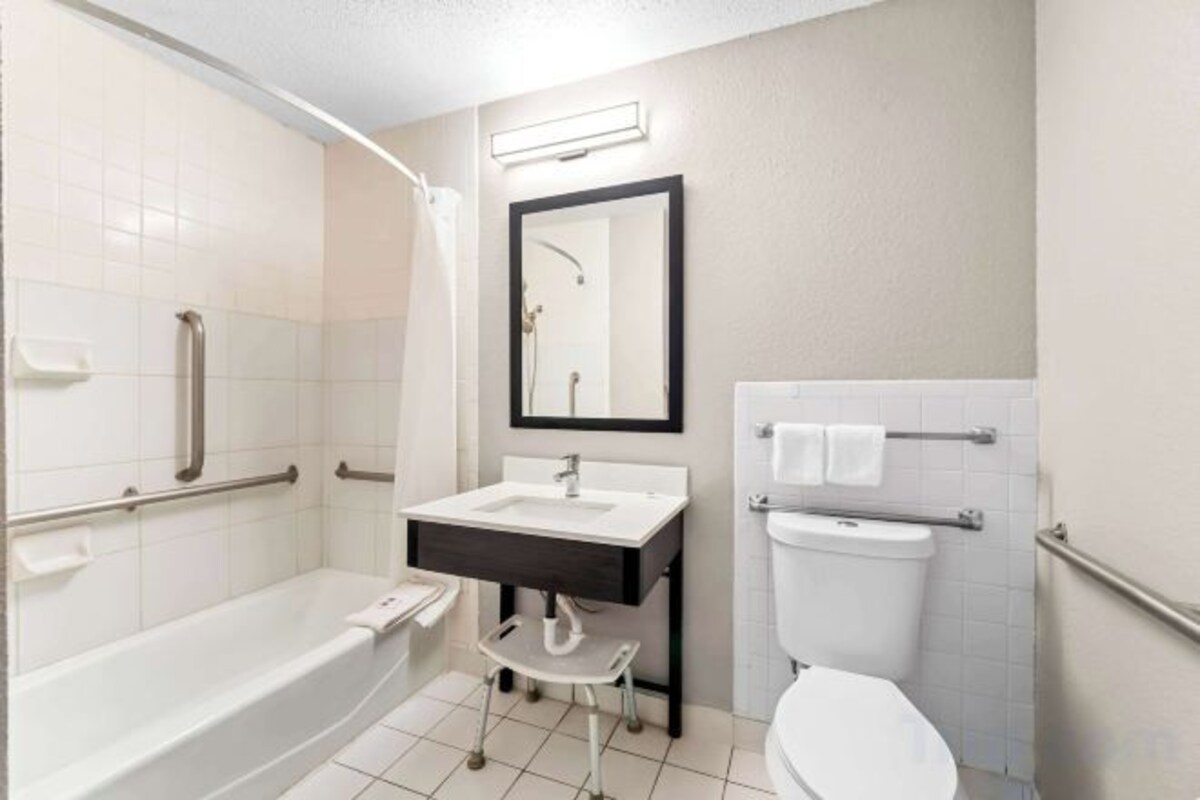 Room with 2 Full Beds and Roll-in Shower-Mobility Accessible/Non-Smoking