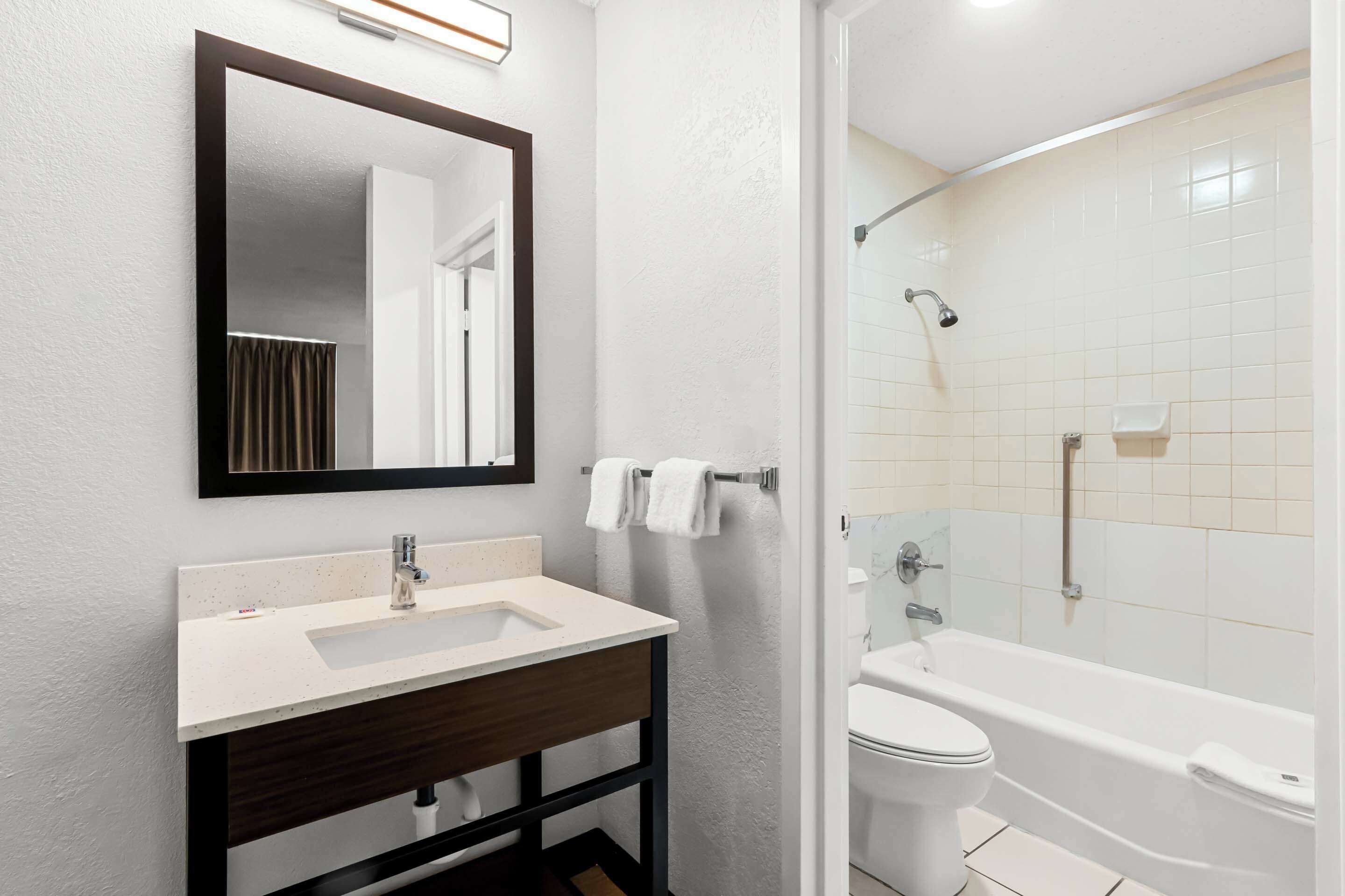 Combined shower/tub, towels, toilet paper