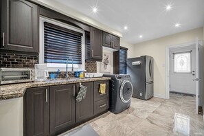 Refrigerador, microondas, horno y parrilla de estufa 