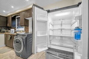 Køleskab, mikrobølgeovn, ovn, kogeplade