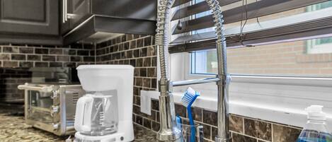 冷蔵庫、電子レンジ、オーブン、コンロ