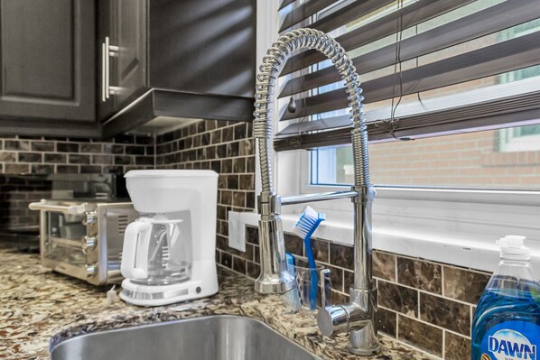 Køleskab, mikrobølgeovn, ovn, kogeplade