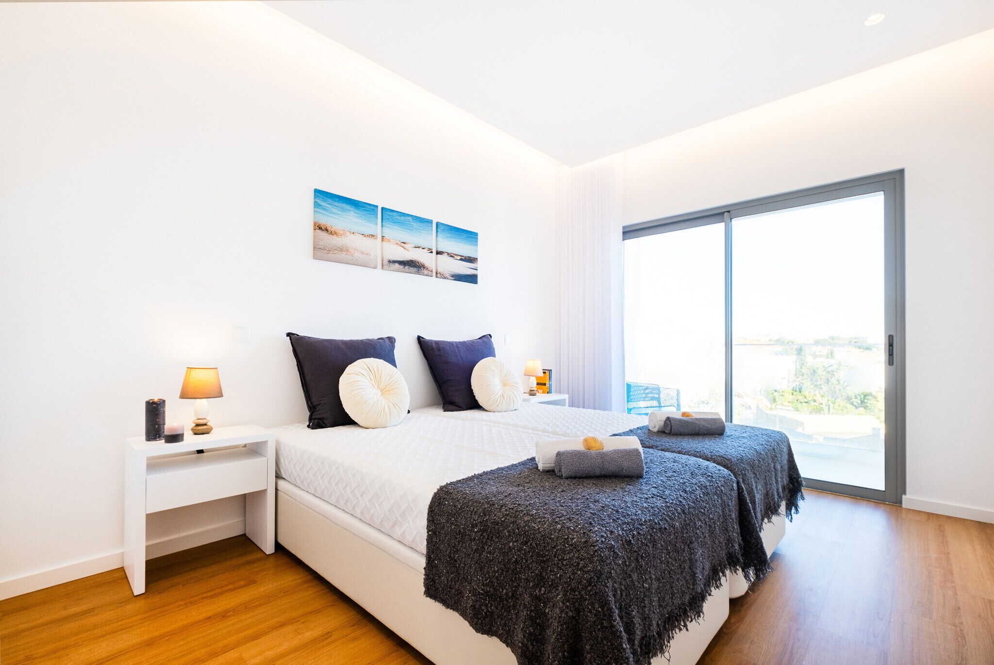 3 chambres, coffres-forts dans les chambres, fer et planche à repasser