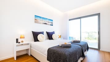 3 chambres, coffres-forts dans les chambres, fer et planche à repasser