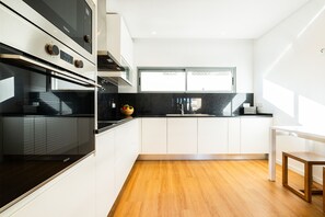 Geladeira, micro-ondas, fogão, cooktop