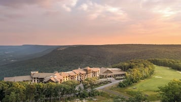 Situated in a lush valley, this hotel offers panoramic views of the surrounding landscape and a well-maintained golf course with a driving range.