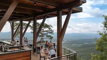 4 restaurants; breakfast, lunch, dinner, and brunch served