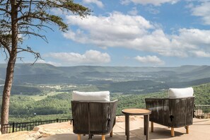 Outdoor pool, pool loungers - Cloudland at McLemore Resort Lookout Mountain, Curio by Hilton (Rising Fawn)