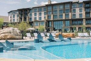 Piscine extérieure, chaises longues