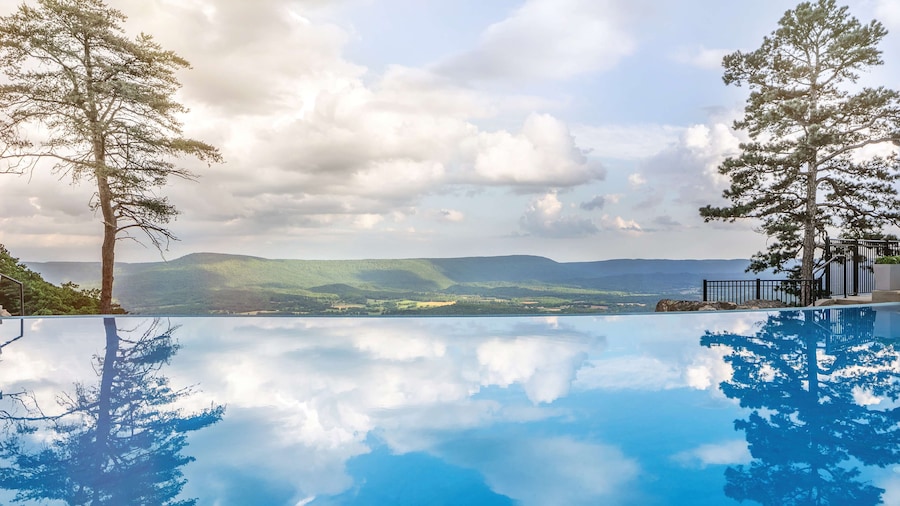 Cloudland at McLemore Resort Lookout Mountain, Curio by Hilton