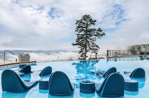 Piscine extérieure, chaises longues