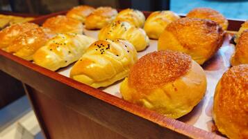 Daily buffet breakfast (CNY 80 per person)