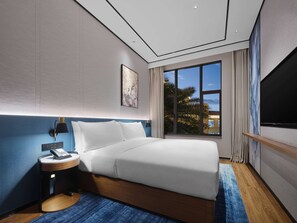 Suíte luxo, 1 cama King | Edredons de pluma, frigobar (abastecido com alguns itens grátis)