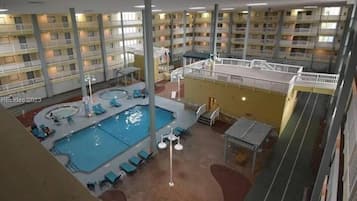 Een binnenzwembad, een buitenzwembad