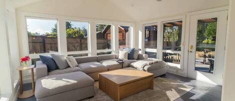 TV connectée, cheminée, baby-foot, table de tennis de table