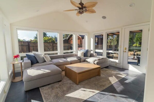 تلفزيون ذكي، مدفأة، كرة قدم الطاولة، تنس طاولة