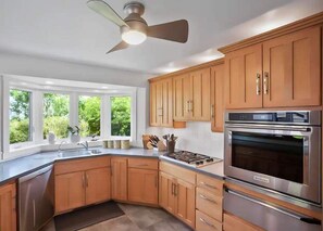 Fridge, microwave, oven, stovetop - Oceanside Oasis  4br&4ba with Game Room (Fort Bragg)