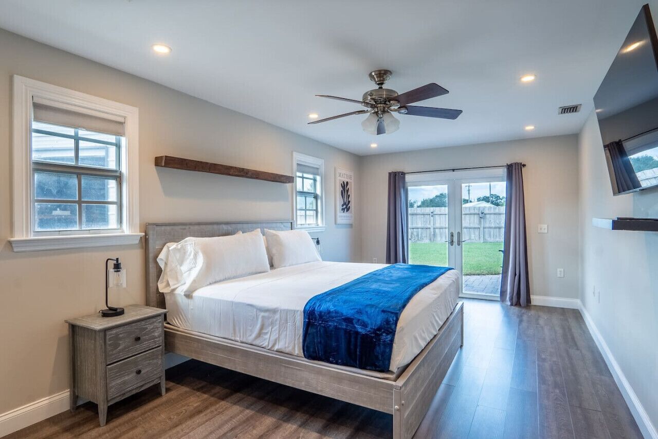 4 bedrooms, desk, iron/ironing board, travel crib