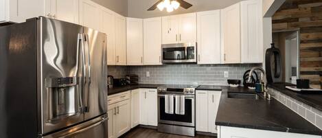 Réfrigérateur, micro-ondes, four, plaque de cuisson