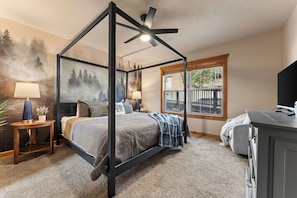 4 slaapkamers, een bureau, een strijkplank/strijkijzer, reisbedje