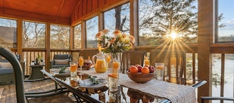 Lakefront Lodge | Pools, Golf, Views, Branson, SDC