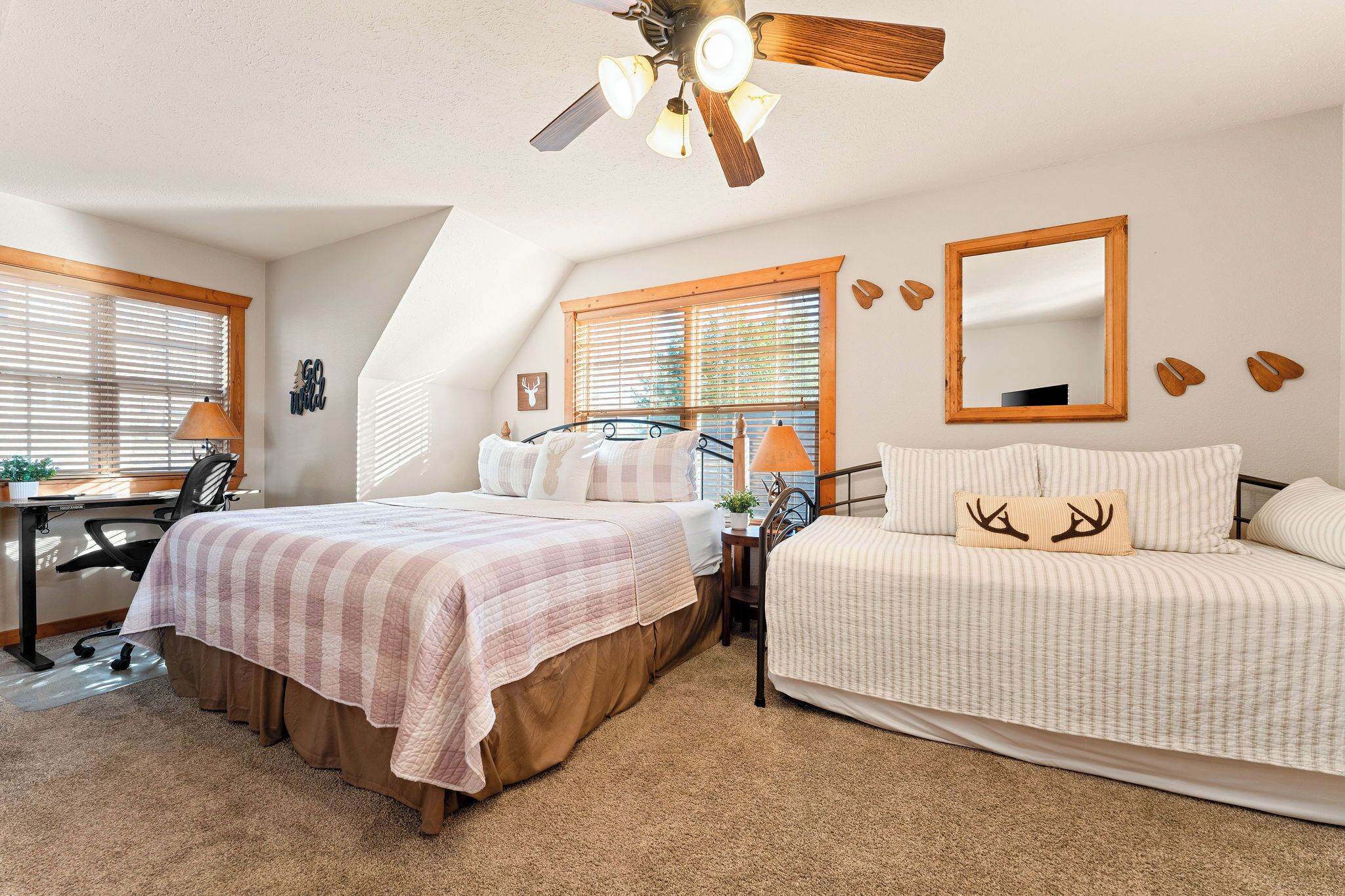 4 soverom, skrivebord, strykejern/-brett og reiseseng for barn