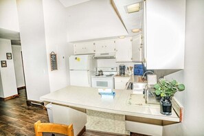 Fridge, microwave, oven, stovetop - Gateway Condo Unit 25 - 12 to 15 minute drive to Killington Mountain (Mendon)