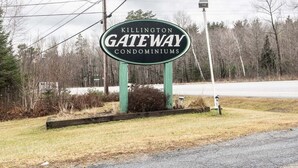 A sign for Killington Gateway Condominiums. - Gateway Condo Unit 25 - 12 to 15 minute drive to Killington Mountain (Mendon)
