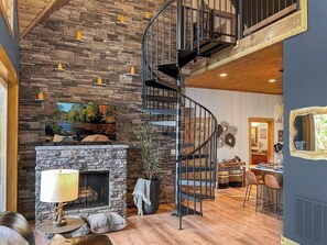 TV, fireplace - Mollie Mountain Hideaway--Peaceful Escape,VIEWS,Hikes,Wineries! (Ellijay)