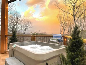 Outdoor spa tub - Mollie Mountain Hideaway--Peaceful Escape,VIEWS,Hikes,Wineries! (Ellijay)