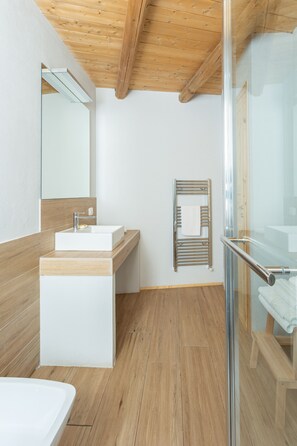 Dusche, Haartrockner, Bidet, Handtücher