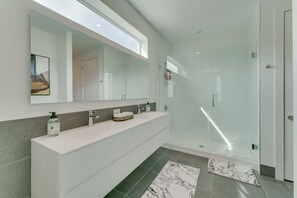 Shower, towels, soap, toilet paper - Modern & Spacious #1 in East Austin TX New Build & Near Downtown (Austin)