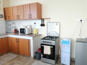 Frigorífico, microondas, horno y placa de cocina